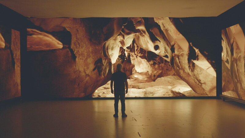 Um die Höhle für Besucherinnen und Besucher erlebbar zu machen, gibt es neben einem detailgetreuen Nachbau auch eine digitale Ausstellung. – Bild: ZDF und francetv studio