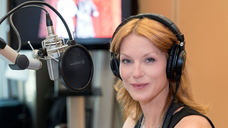 Erzählt wird der Film von Schauspielerin und Moderatorin Esther Schweins, die 1993 als Star der Comedy-Show RTL Samstag Nacht ihren großen Durchbruch feierte. – Bild: WDR/​Herby Sachs