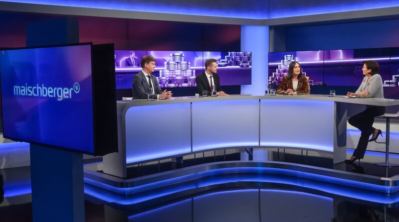 Zu Gast bei Moderatorin Sandra Maischberger (r.): v.l.n.r. Christoph Schwennicke (Politikchef von „t-online“), Florian Schroeder (Kabarettist und Autor) und Anja Kohl (ARD-Wirtschaftsexpertin). – Bild: WDR/​Oliver Ziebe