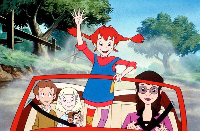 Tom, der Angeber, der die Villa Kunterbunt kaufen wollte, ist Hals über Kopf weggerannt. Pippi fährt mit seiner Freundin, sowie Annika und Tommi hinterher, um ihn davor zu bewahren, sich zu verlaufen. – Bild: ORF (FS1/​FS2) /​ ORF1 /​ ORF