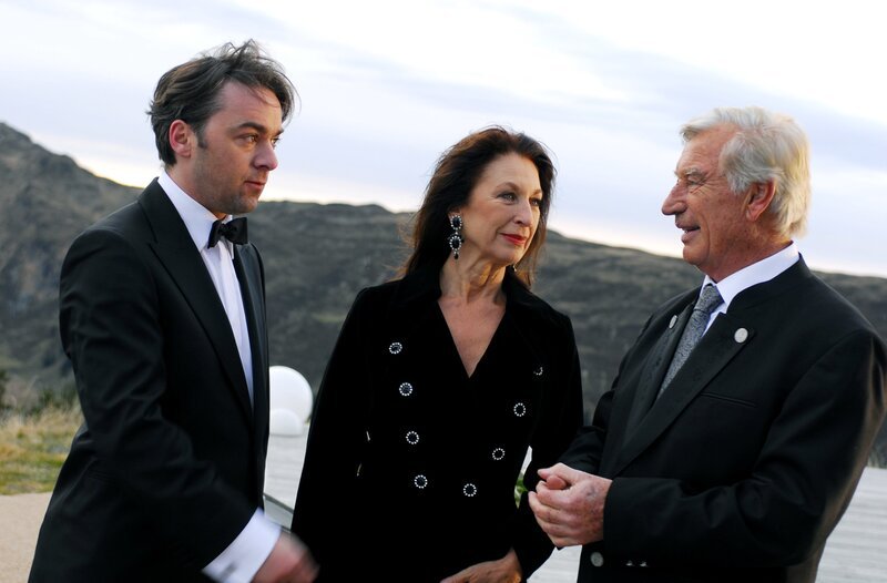 Roman (Siegfried Rauch, r.) bedankt sich bei Antonia (Daniela Ziegler, m.) und Konstantin (Alexander Lutz, l.) für ihren Auftritt. – Bild: ORF/​Hans Seidenabel