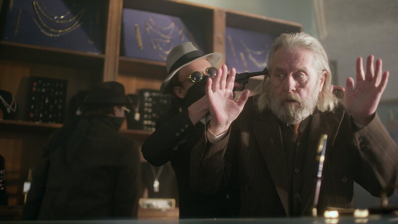 Von Taschenspielertricks auf dem Schwarzmarkt zu bewaffneten Raubüberfällen: Werner Gladow, auch „Doktorchen“ genannt, und seine Bande werden immer skrupelloser. – Bild: Jens Boeck /​ ZDF