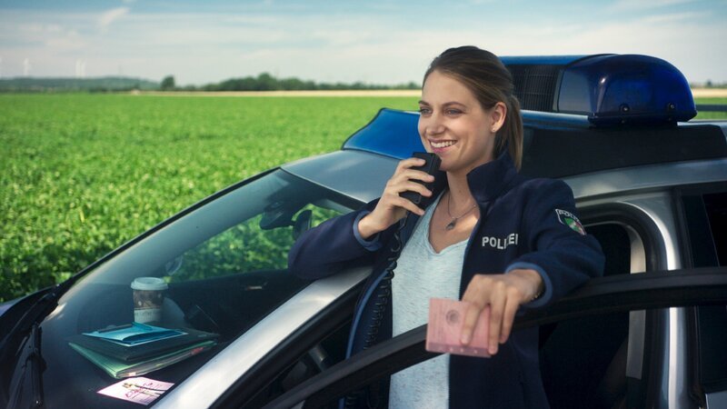 Eva (Bettina Burchard) wurde als „Dorf‑Sheriff“ strafversetzt und sorgt nun für Recht und Ordnung in ihrem Heimatkaff. – Bild: Mediengruppe RTL