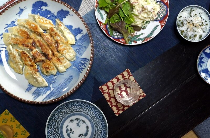 Gyoza, typisch japanische Teigtaschen, werden mit Kohl, gehacktem Schweinefleisch und Gewürzen wie Shiso, Sojasoße oder einem Schuss Sake gefüllt. – Bild: Elephant Doc