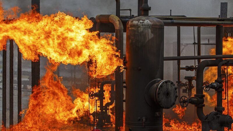 Industrial fire training for refinery or chemical plant fire brigade or fireman – Bild: DMAX