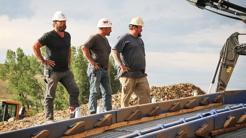 Hands on hips next to the sluice box. L-R: Chris Taylor, Dave Turin and Nathan Clark. – Bild: DMAX