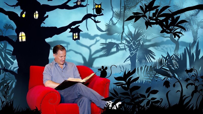 Der Löwe ist riesengroß und stark; die Maus ist klitzeklein und … schwach? Doch auch eine kleine Maus kann einem großen Löwen in der Not helfen. Wie? Das erfahrt ihr, wenn Geschichtenerzähler Benno Fürmann wieder sein Märchenbuch aufschlägt und die Geschichte vom Löwen und der Maus vorliest. – Bild: rbb/​Hanna Boussouar