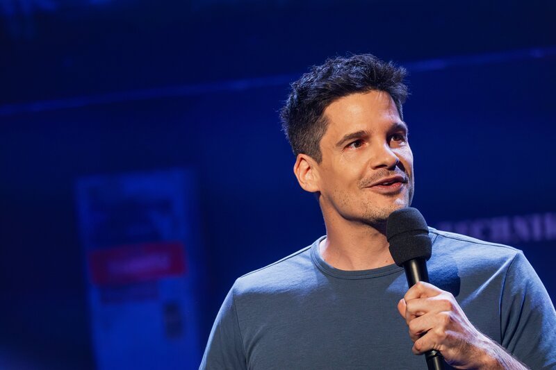 Stand-Up-Comedian Alain Frei ist zu Gast bei Till Reiners und erzählt von den Tücken des jungen Vaterglücks. – Bild: ZDF und Hannes Thun
