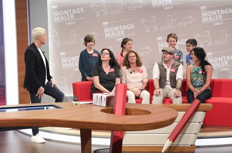 In jeder Sendung tritt ein Team von vier Prominenten gegen acht Kandidaten aus dem Südwesten an – vier Kinder und vier Erwachsene. Guido Cantz mit dem Team der AWO Schulkindbetreuung, hinten v.li.: Pietro Montangero, Sofia Cavallo, Moritz Koch und Siya Kara; vorne v. li.: Heidi Lesiow, Anita Rist, Daniel Bendigs und Sonja Ruscillo. – Bild: SWR/​Bavaria/​Frank Hempel