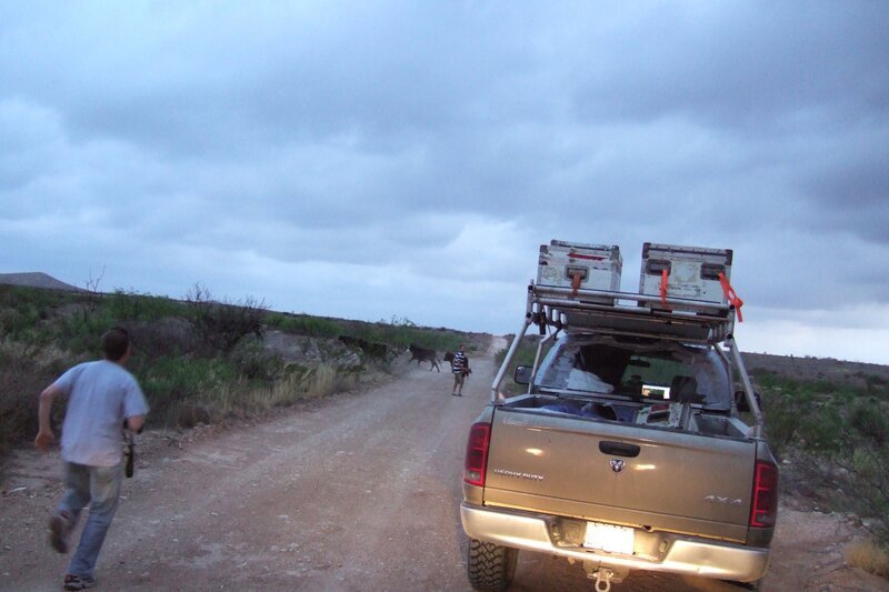 Matt Hughs running down dirt road beside the Chaser vehicle. – Bild: Copyright: Discovery Communications, Inc. For Show Promotion Only