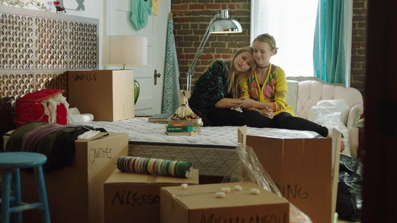 Libby (Zoe Levin, l.) und unbekannte Darstellerin – Bild: TVNOW /​ Gaumont. All Rights Reserved.