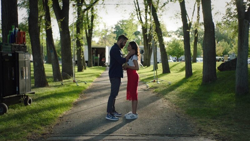 Church (Brant Daugherty) und Tess (Nishi Munshi) – Bild: TVNOW /​ Gaumont