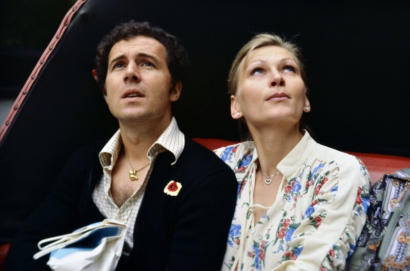 Franz Beckenbauer mit seiner damaligen Freundin Diana Sandmann: Auch die Frauen der Fußballer stehen nun in der Öffentlichkeit. – Bild: picture alliance/​SZ Photo/​WEREK