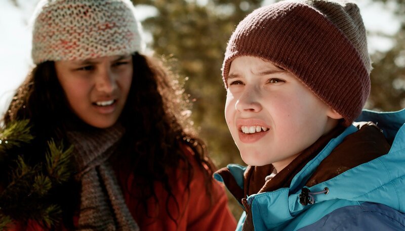 Nora (Naomi Hasselberg Thorsrud) und Simon (Oskar Lindquist) helfen bei Suche nach Hendrik – und Simon folgt einer entscheidenden Spur. – Bild: NDR/​NordicStories