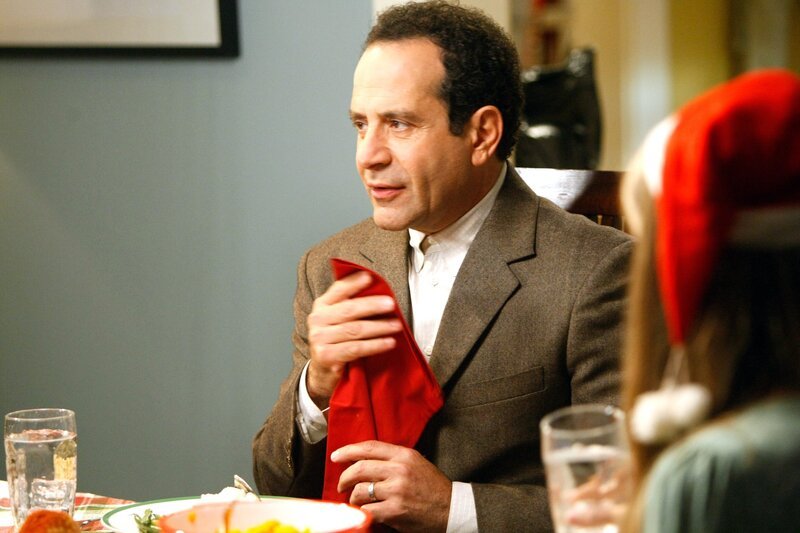Den Weihnachtsabend verbringt Monk (Tony Shalhoub) zusammen mit Natalie, die ein paar Obdachlose zum Essen eingeladen hat. Den Umgang mit einer Serviette muss der reinliche Monk den Gästen noch beibringen … – Bild: ORF 1