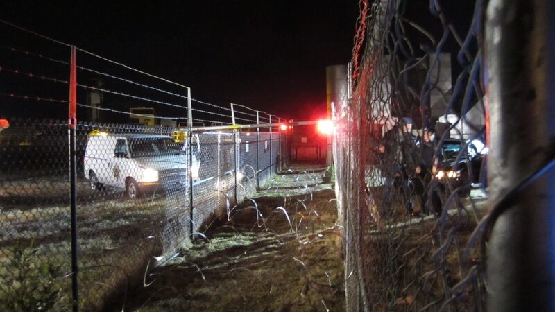 Cop cars around a prison barbed wire fence. – Bild: Discovery ID