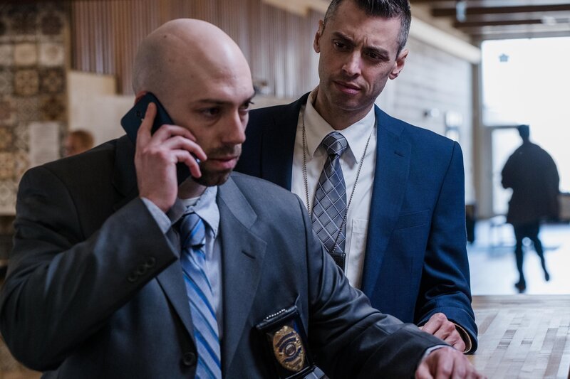 Nachgestellte Szene: Die Detectives Colt Dzaman und Nestor Baird sprechen mit dem Personal am Flughafen Calgary  +++ – Bild: RTL /​ Arrow International Media /​ Saloon Media