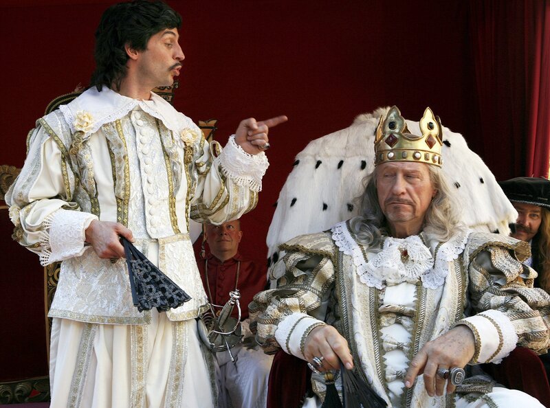Prinz Philipp (Christoph Bach, links) und König Karl (Reiner Schöne). – Bild: HR/​HR/​Kinderfilm GmbH/​Felix Holland