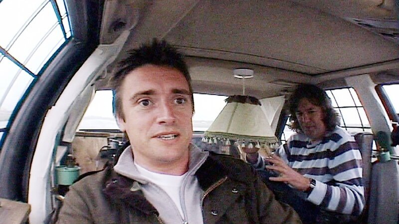 Richard Hammond (l.) und James May sitzen in einer Mercedes S-Klasse, die von Jeremy Clarkson umgestaltet wurde. – Bild: TVNOW /​ BBC