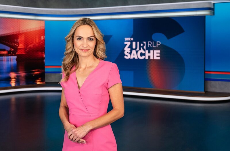 SWR ZUR SACHE RHEINLAND-PFALZ! – Das Politik-Magazin; Moderatorin Britta Krane. – Bild: SWR/​Patricia Neligan