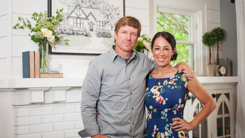 Hosts Chip and Joanna Gaines in the newly remodeled living room, as seen on Fixer Upper. (Portrait) – Bild: Jennifer Boomer/​Getty Images /​ HGTV /​ Scripps