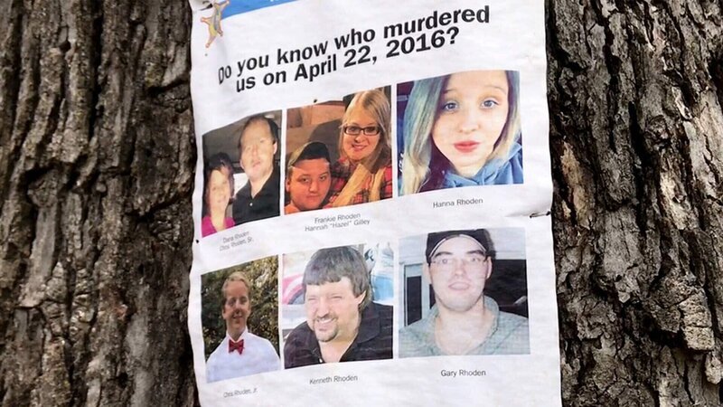 Plakate von ermordeten Menschen an einem Baum – Bild: A+E NETWORKS