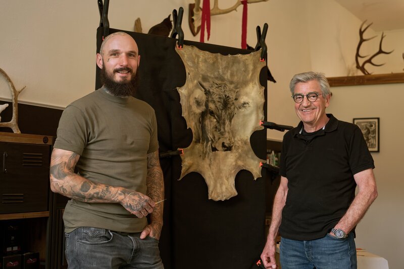 Es geht doch auf eine Kuhhaut: Tiermaler Daniel Bensmann mag keine Leinwand. – Bild: HP Fischer / BR, megaherz gmbh Es geht doch auf eine Kuhhaut: Tiermaler Daniel Bensmann mag keine Leinwand. – Bild: HP Fischer / BR, megaherz gmbh