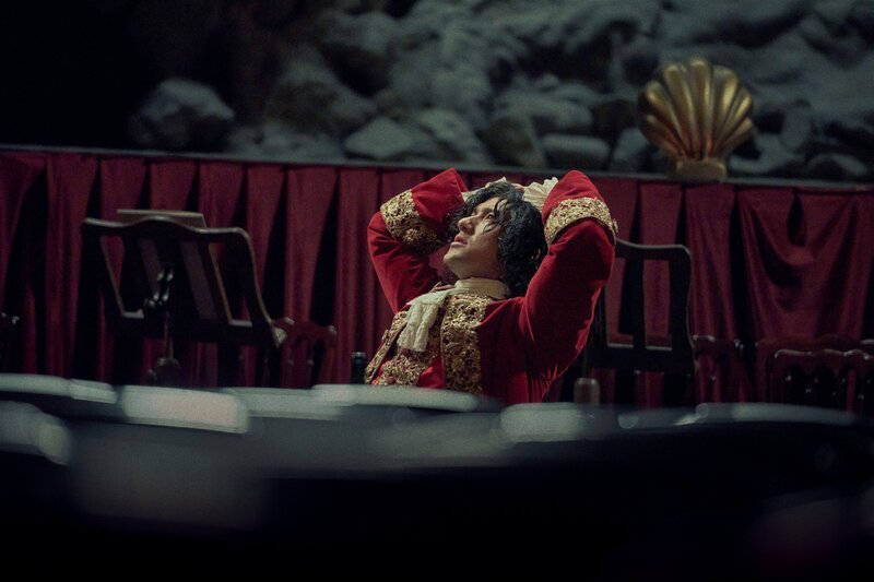 Wolfgang Amadeus Mozart (Will Sharpe) – Bild: Adrienn Szabo /​ Sky Studios /​ Sky UK Ltd