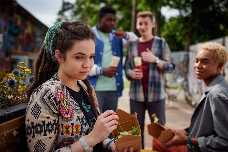 Sibel (Josie Hermer, l.) hat sich während einer Prüfung nicht korrekt verhalten, Badu (Arnold Makuissie), Viktor (Fridolin Sommerfeld, 2.v.r.) und Pawel (Noel Okwanga, r.) versuchen sie aufzumuntern. – Bild: mdr/​Saxonia Media/​Felix Abraham