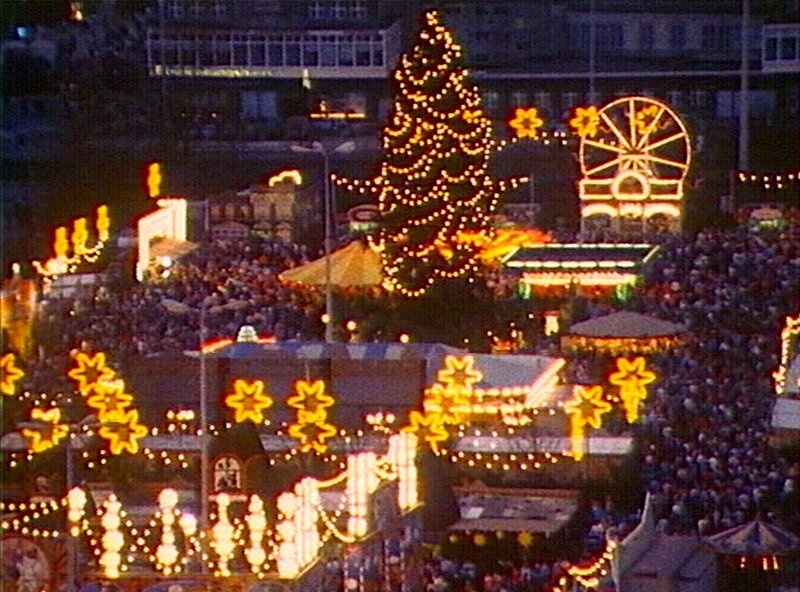 Weihnachtsmann oder Christkind, Lebkuchen oder Pfefferkuchen, Dresdner Christstollen oder schwäbisches Hutzelbrot – jede Region hat ihre eigenen Bräuche. Eine Reise ins Weihnachtsland von der Küste bis in die Alpen, mit vielen Schätzen aus dem Fernseharchiv. – Berliner Weihnachtsmarkt in den 1970ern. – Bild: rbb