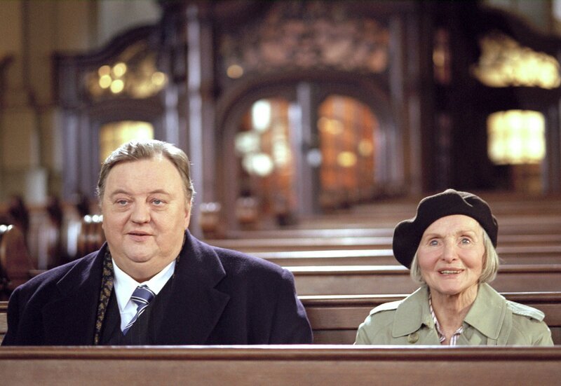 Gregor Ehrenberg (Dieter Pfaff , l.) und Lisbeth Wichert (Katharina Matz, r.) lauschen im Michel gebannt dem Orgelspiel eines alten Mannes. Ist er der verschollene Freund von Frau Wichert? – Bild: HR/​ARD/​Marion von der Mehden