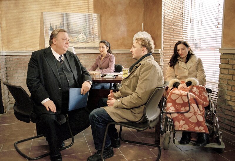 Gregor Ehrenberg (Dieter Pfaff, l.) und Assistentin Yasmin (Burcu Dal, im HG.) mit Klienten in der neueröffneten Kanzlei. Ehrenberg vertritt Martina Schulze (Nicola Ransom, r.) und deren Mann Dieter (Peter Jordan, 2.v.r.) bei ihren Kampf gegen den Schönheitschirurgen. – Bild: HR/​ARD/​Marion von der Mehden