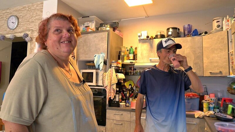 Carmen hat für ihren Dieter einen Shake aus den frischen Erdbeeren gemacht. – Bild: RTLZWEI