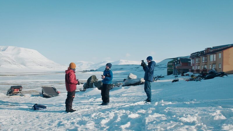 Storm und sein Freund Thorvaldur interviewen den wohl nördlichsten Klimaaktivisten Pyry. – Bild: hr/​Timeline Film + TV