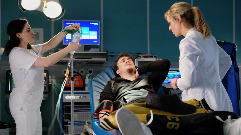 Als nun auch Sebastian Pückler, der Bruder von Dr. Peters’ Patienten, zusammenbricht, hat sie einen Verdacht. Möglicherweise haben sich die beiden mit Meningokokken infiziert. – Bild: MDR/​Saxonia Media/​Sebastian Kiss