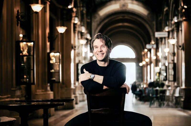 Benjamin Bernheim, der diesjährige Gast des Silvesterkonzerts, gilt als einer der führenden lyrischen Tenöre seiner Generation. – Bild: Julia Wessely Benjamin Bernheim, der diesjährige Gast des Silvesterkonzerts, gilt als einer der führenden lyrischen Tenöre seiner Generation. – Bild: Julia Wessely