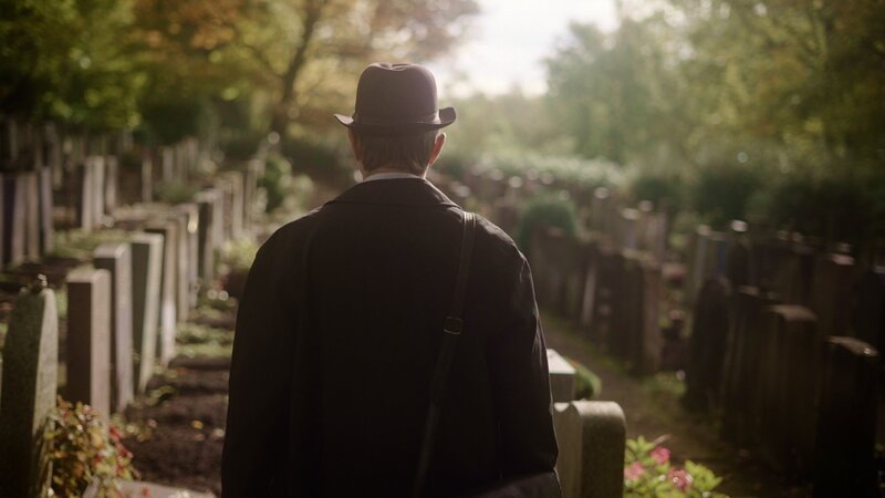 Mann auf Friedhof. – Bild: SRF/​NZZ Format