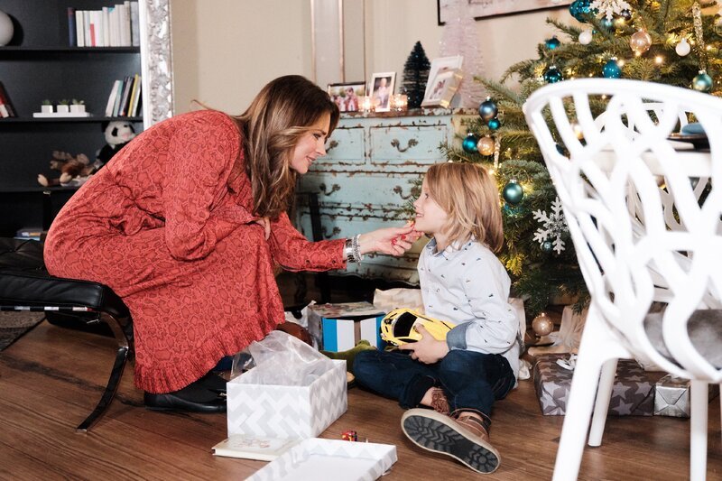 Eva (Claudelle Deckert) springt über ihren Schatten und ermöglicht Noah, Weihnachten mit den Weigels zu feiern. – Bild: TVNOW /​ Stefan Behrens