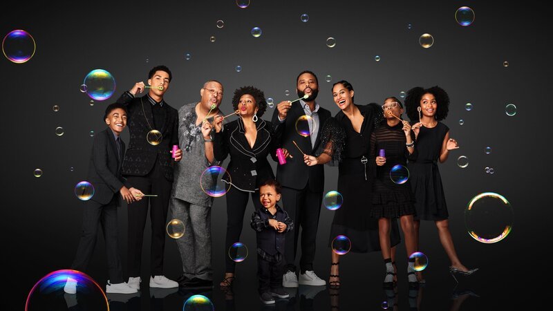 (v.li.): Miles Brown (Jack Johnson), Marcus Scribner (Andre ‚Junior‘ Johnson jr.), Laurence Fishburne (Pops), Jenifer Lewis (Ruby), Austin/​Berlin Gross (Devonte Johnson), Anthony Anderson (Andre ‚Dre‘ Johnson), Tracee Ellis Ross (Rainbow ‚Bow‘ Johnson), Marsai Martin (Diane Johnson), Yara Shahidi (Zoey Johnson). – Bild: ORF/​Disney/​ABC