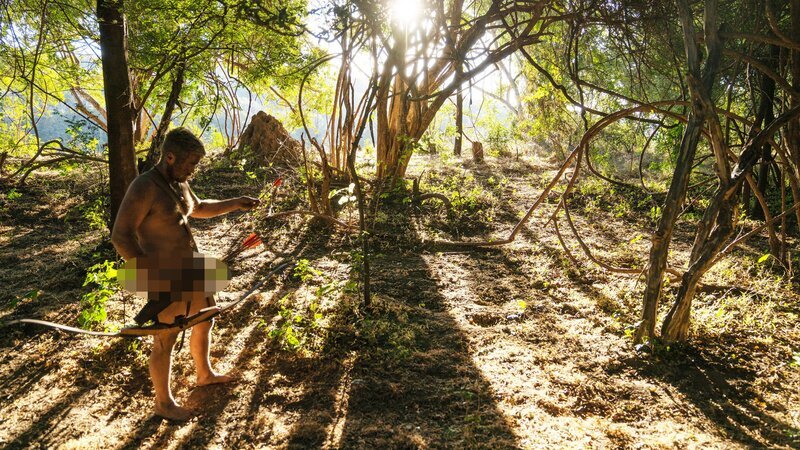 Matt bereitet Pfeil und Bogen vor. – Bild: Discovery Communications LLC