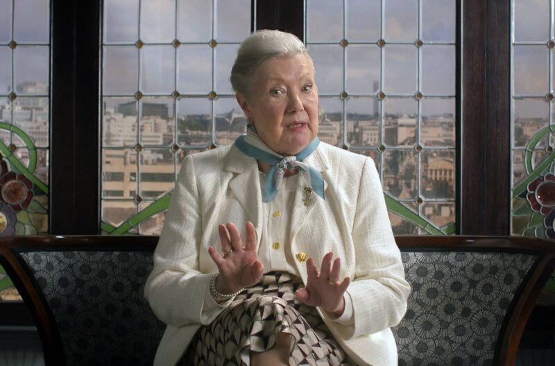 Die Seniorin erzählt: „Ein Mann leidet unter einer ungewöhnlich hohen Stimme, die ihn besonders bei seiner Arbeit als Gerichtsvollzieher behindert. Er erhält vom Arzt eine erstaunliche Diagnose: Die Größe seines Geschlechtsteils soll der Grund sein …“ – Bild: Lm Productions/​Bakea Productions