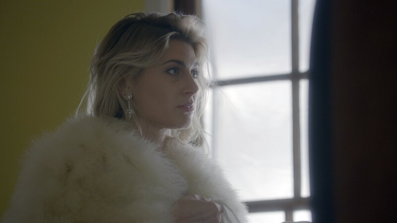 Mechelle Hughes, wearing a fur coat looks at herself in mirror. – Bild: Discovery Communications