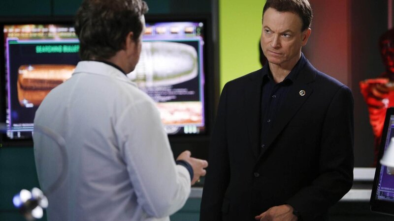 Detective Mac Taylor (Gary Sinise, r.) und Adam Ross (A.J. Buckley) müssen drei Mordfälle aufklären und das alles am Valentinstag. – Bild: TVNOW /​ CBS