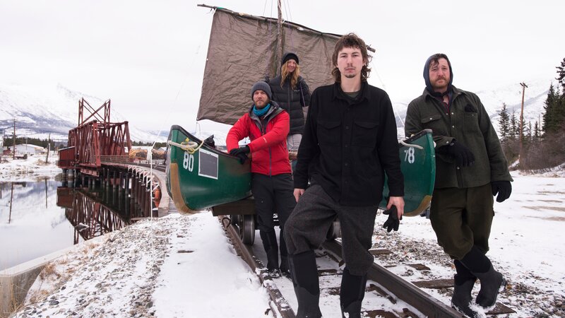 Parker Schnabel, Rick Ness, Karla Charlton & James Levelle are with their canoe. – Bild: Discovery Channel /​ Discovery Communications