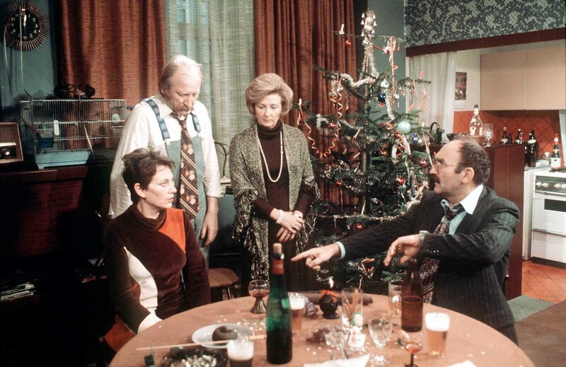 „Ein echter Wiener geht nicht unter“, „Jahreswende.“ Bei Familie Sackbauer steht der Jahreswechsel vor der Tür! Kaum hat man das chaotische Weihnachtsfest überstanden, gibt es schon neuen Grund zu feiern. Mundl und Toni wollen, auf Grund der Erfahrungen mit dem Heiligen Abend, eigentlich keine besonderen Pläne für eine Silvesterfeier machen. Aber der Zufall will es wieder anders: Bei den Sackbauers muss der Jahreswechsel sogar zwei Mal gefeiert werden, weil die Küchenuhr nicht richtig geht. Und bei seinem ersten Versuch, das neue Jahr zu begrüßen, kommt Mundl in Konflikt mit einer Funkstreife, die wegen eines Raketengeschoßes in das Zimmer eines Nachbarn alarmiert wird. Der Hausmeister Kurt kann gerade noch rechtzeitig das Schlimmste verhindern, als schon die nächste Überraschung über die festliche Runde hereinbricht.Im Bild (v.li.): Ingrid Burkhard (Toni Sackbauer), Karl Merkatz (Edmund Mundl Sackbauer), Jaromir Borek (Franz Werner), Ilse Hanel (Martha Werner). – Bild: ORF (FS1/​FS2) /​ ORF1