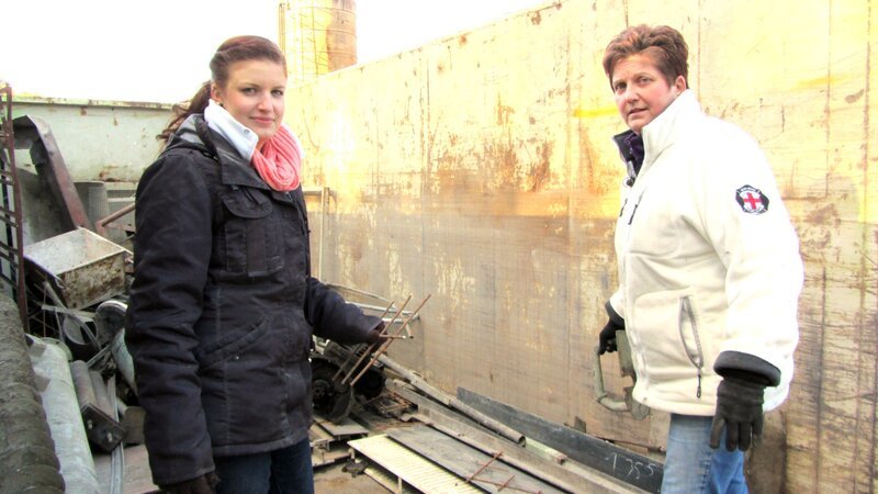 Kerstin (re.) und Maria (li.) leiden noch sehr unter dem Verlust des geliebten Familienoberhaupts Uli. Doch die beiden müssen schnellstmöglich das Anwesen verkaufen und rufen deshalb den Trödeltrupp zu Hilfe … – Bild: RTL II