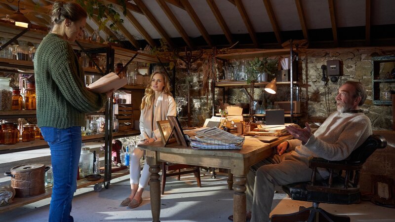 Ronald (Jochen Nickel, r.) wartet zu seinem 60. Geburtstag mit einer ganz besonderen Überraschung für seine Töchter Alice (Hedi Honert, M.) und Jacky (Liliane Zillner, l.) auf. – Bild: ORF/​ZDF/​Jon Ailes