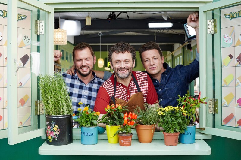 V.l.: Jimmy, Michael Sheen, Jamie – Bild: RTL Living