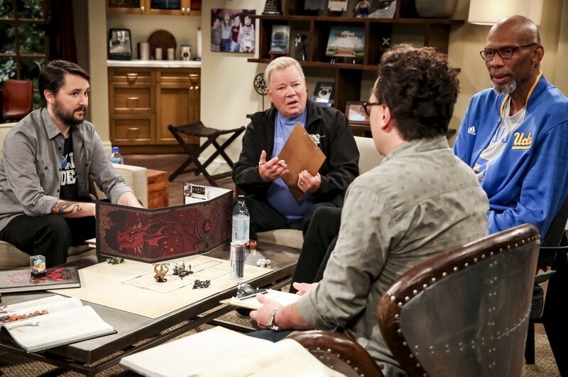 (v.l.n.r.) Wil Wheaton (Wil Wheaton); William Shatner (William Shatner); Kareem Abdul-Jabbar (Kareem Abdul-Jabbar); Leonard Hofstadter (Johnny Galecki) – Bild: 2019 CBS Broadcasting, Inc. All Rights Reserved /​ Michael Yarish Lizenzbild frei