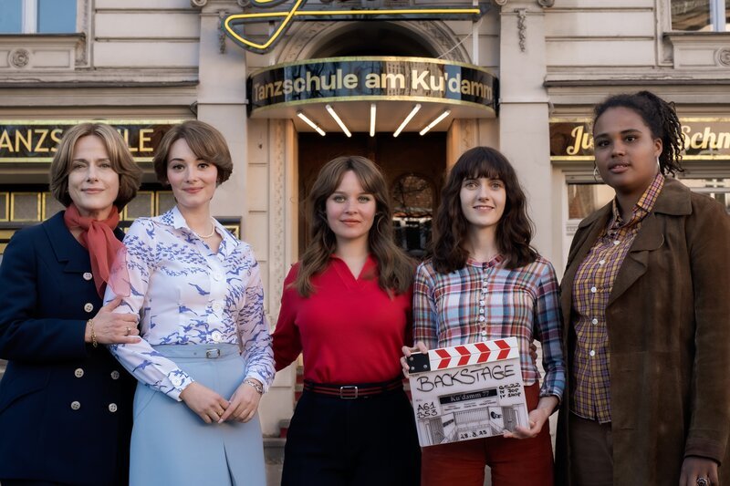 Schauspielerinnen der ZDF-Serie Ku’damm 77: Claudia Michelsen, Maria Ehrich, Sonja Gerhardt, Marie Louise Albertine Becker und Massiamy Diaby. – Bild: ZDF und Conny Klein